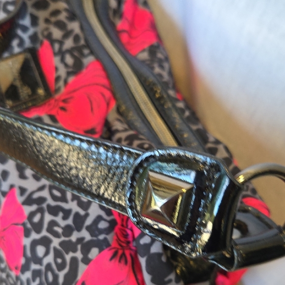 Betseyville Betsey Johnson Black and Pink Bow Women's Bag - Picture 5 of 12